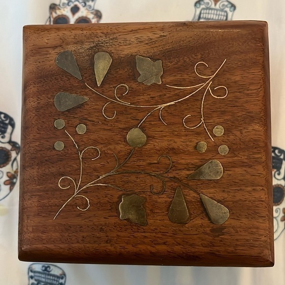 Trinket Jewelry Box Mahogany Wood w Brass Floral Vine Inlay India - Picture 1 of 6